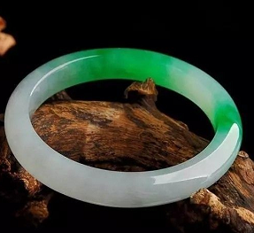 碧玺翡翠手镯戴久了为什么会变色、发黄？    